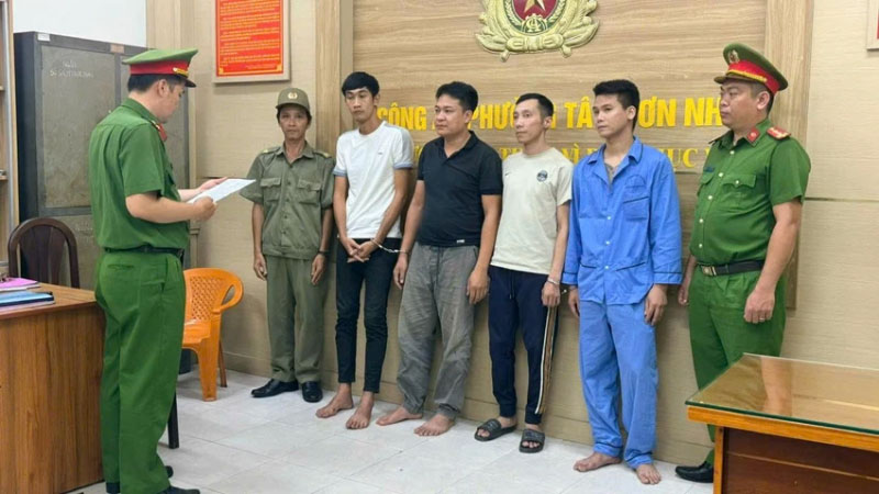 Công an khởi tố, bắt tạm giam người liên quan để điều tra về hành vi gây rối trật tự công cộng. Ảnh: CA khach-va-bao-ve-quan-bia-danh-nhau-1