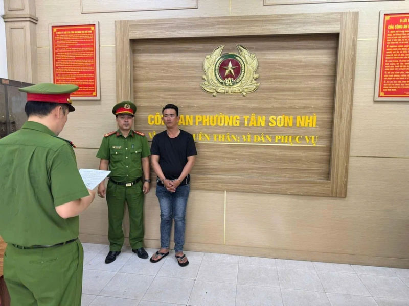 Công an cũng sàng lọc, lấy lời khai từng người liên quan để xác định hành vi. Ảnh: CA khach-va-bao-ve-quan-bia-danh-nhau-2