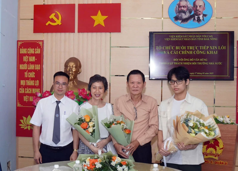 ong-do-van-hung-cung-vo-con-va-luat-su