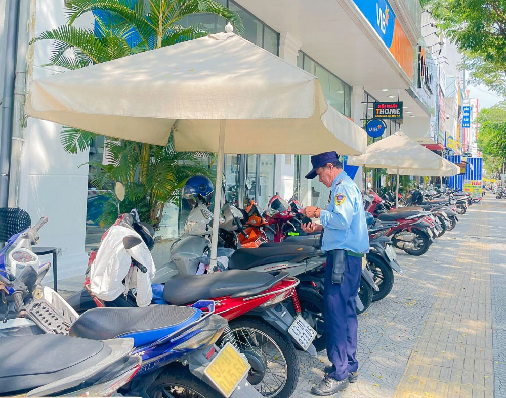 Nhân viên bảo vệ trông coi xe bao-ve-trong-coi-xe-tai-hung-yen
